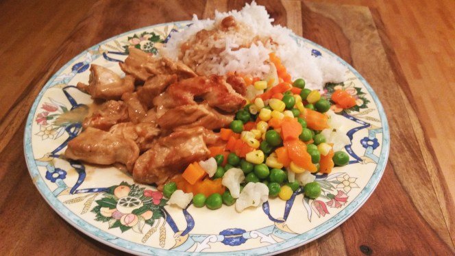 Fitness Mittagessen: Hühnchen mit Erdnusssoße, Reis und Gemüse