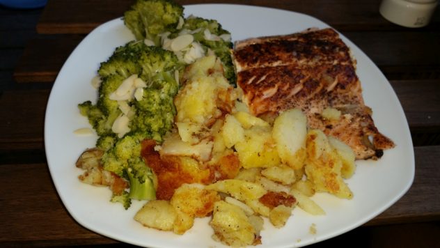 Lachs mit Brokkoli Bratkartoffeln