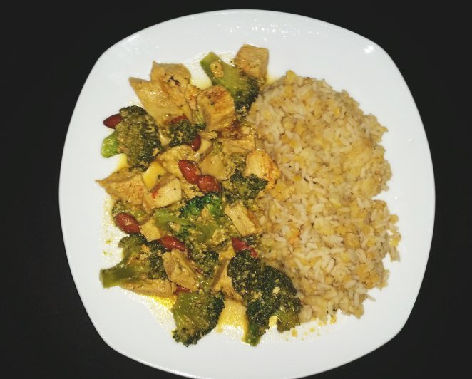 Curry-Hühnchen mit Reis und Brokkoli